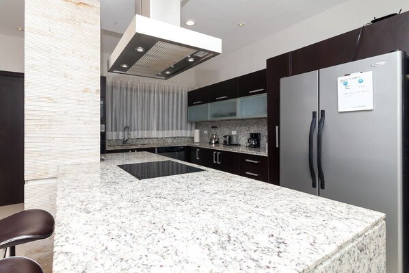 Condo clásico, 1 cama Queen size, acceso a la alberca, junto a la playa | Cocina privada | Refrigerador, microondas y cafetera y tetera 