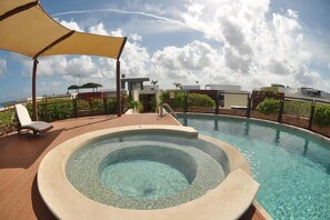 Tina de hidromasaje al aire libre