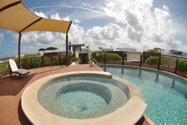 Outdoor spa tub