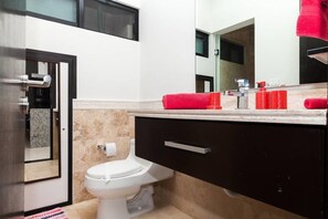 Classic Condo, 1 Queen Bed, Pool Access, Beachside | Bathroom