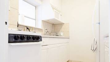 City Apartment, 1 Bedroom | Private kitchen | Full-sized fridge, microwave, oven, stovetop