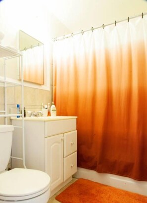 City Apartment, 1 Bedroom | Bathroom | Combined shower/bathtub, free toiletries, hair dryer, towels - Cozy 1BR Rosslyn Apt with a View (Arlington)