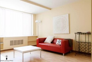 Appartement Ville, 1 chambre | Salle de séjour | Télévision à écran plat, films à la carte