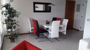 Familienapartment, 3 Schlafzimmer, eigenes Bad | Essbereich im Zimmer
