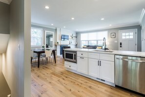 Full-sized fridge, microwave, oven, dishwasher - Modernized 4 BR Home Old Town Alexandria (Alexandria)
