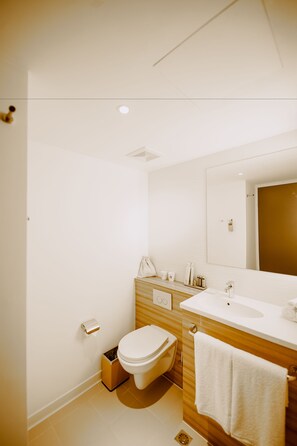 Phòng Tiêu chuẩn, 1 giường đôi | Phòng tắm | Buồng tắm vòi sen, đồ dùng nhà tắm miễn phí, máy sấy tóc, khăn tắm 