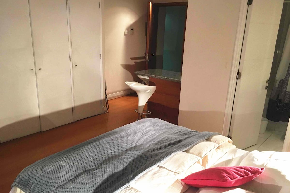 Estudio estándar, 1 cama de matrimonio grande | Caja fuerte, tabla de planchar con plancha, camas supletorias