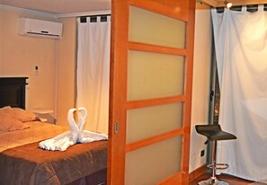 Caja de seguridad en la habitación y tabla de planchar con plancha 