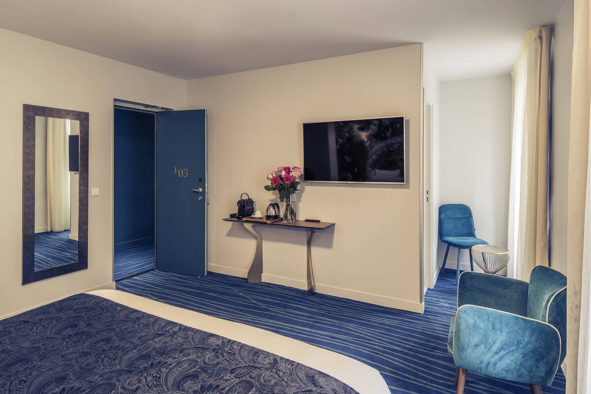 Premium bedding, in-room safe, desk, free WiFi