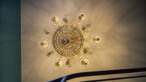 A ceiling with a geometric light fixture. - Hôtel Mercure Paris Suresnes Longchamp (Suresnes)