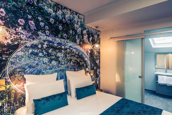 Roupas de cama premium, cofres nos quartos, escrivaninha