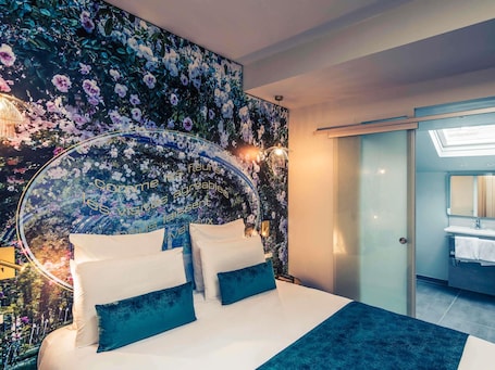 Premium bedding, in-room safe, desk, free WiFi. Hôtel Mercure Paris Suresnes Longchamp