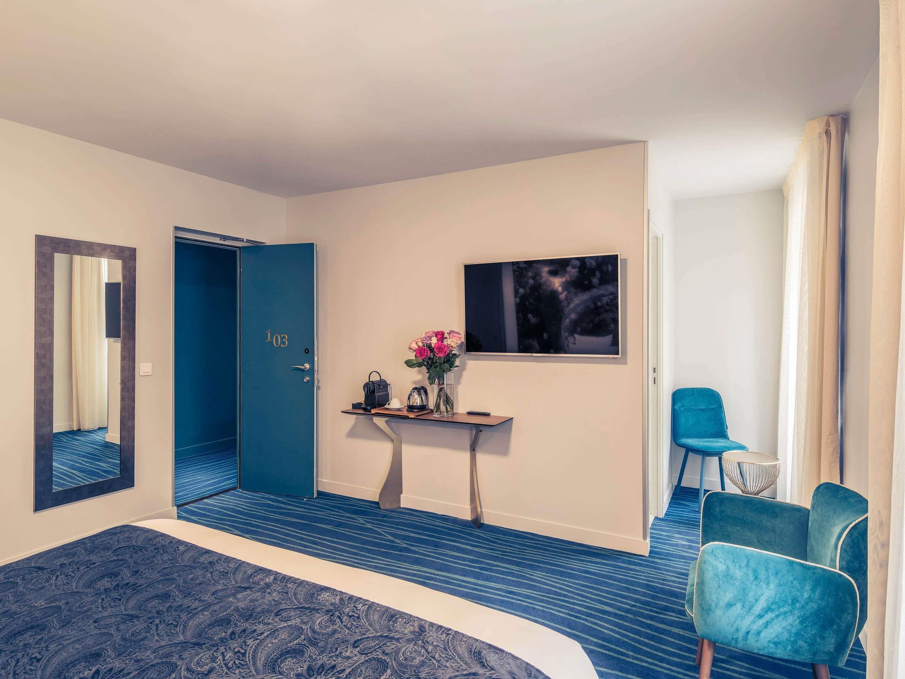 Ropa de cama de alta calidad y caja de seguridad en la habitación 