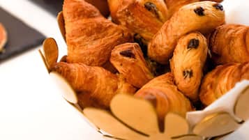 Daily buffet breakfast for a fee