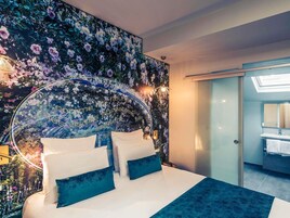 Premium bedding, in-room safe, desk, free WiFi