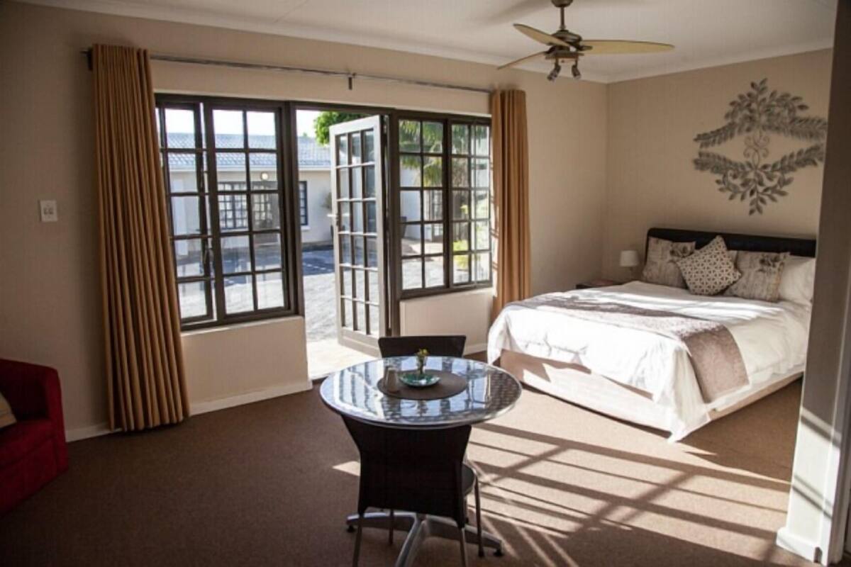 Room, 1 Queen Bed, Sea View | Minibar, in-room safe, desk, iron/ironing board (on request)