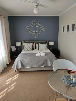 Minibar, in-room safe, desk, iron/ironing board - Palm Beach Guesthouse (Gqeberha (Port Elizabeth))