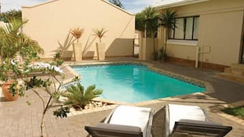 Piscine extérieure, chaises longues