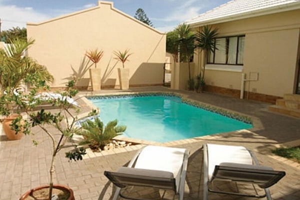 Piscina externa, espreguiçadeiras