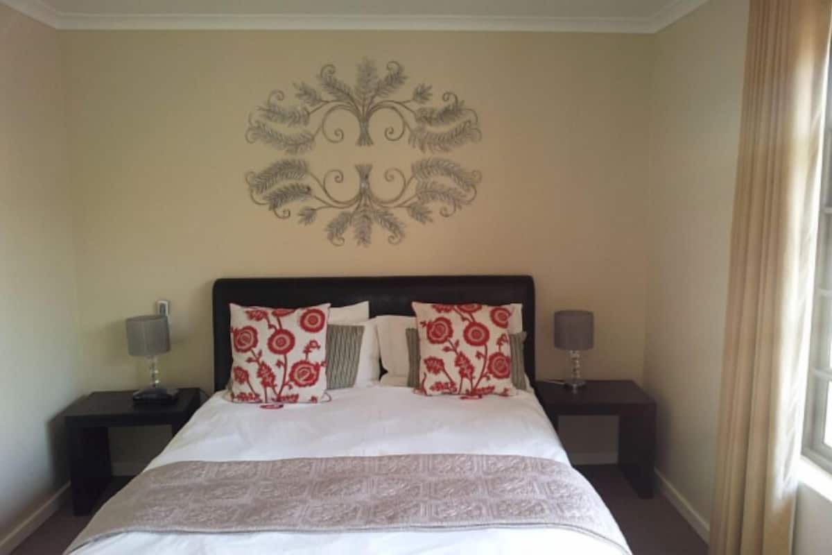 Suite, 1 Tempat Tidur Queen, pemandangan kebun (Free standing Suite) | Minibar, brankas, meja kerja, dan setrika/meja setrika