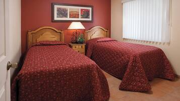 Caja de seguridad en la habitación y tabla de planchar con plancha