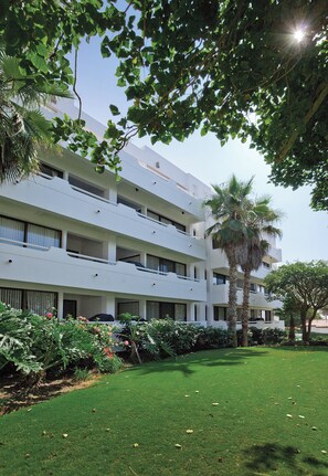 Vista frontal de la propiedad