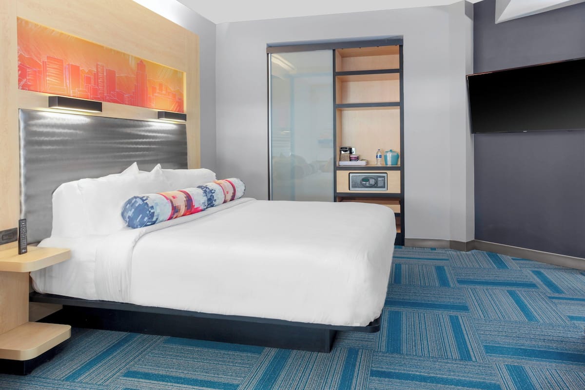 Room, 1 King Bed | Desk, free cribs/infant beds, free WiFi, bed sheets