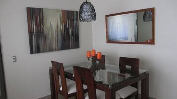 Comfort Apartment, 3 Bedrooms | In-room dining