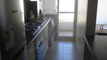 Comfort Apartment, 3 Bedrooms | Private kitchen | Fridge, microwave, oven, stovetop