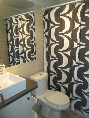 Comfort Apartment, 3 Bedrooms | Bathroom | Shower, towels