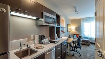 Geladeira grande, micro-ondas, cooktop, lava-louças