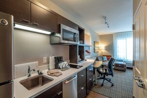 Full-size fridge, microwave, stovetop, dishwasher