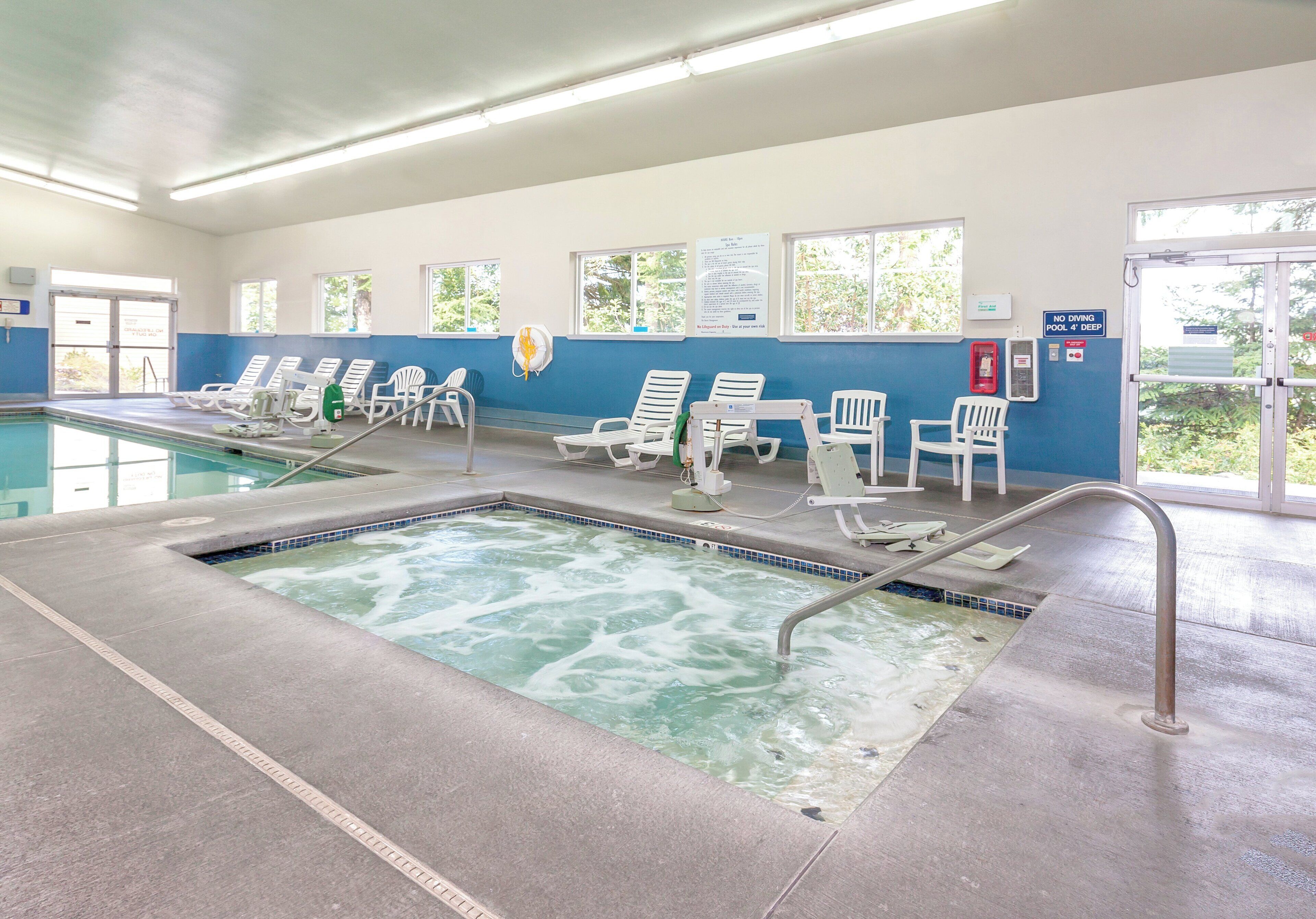 Indoor spa tub