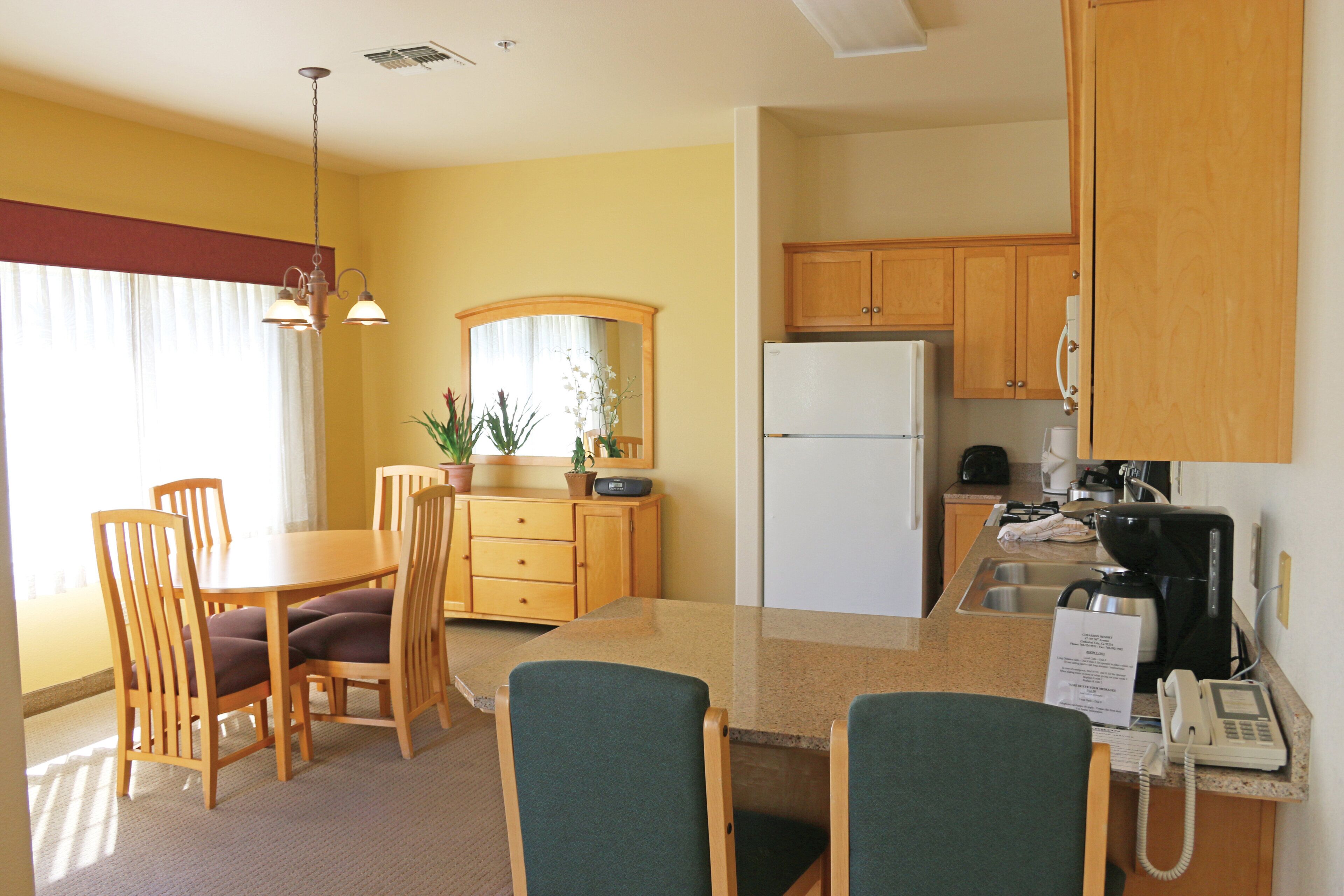 suite, 1 bedroom, kitchen | private kitchen | microwave, coffee/tea maker