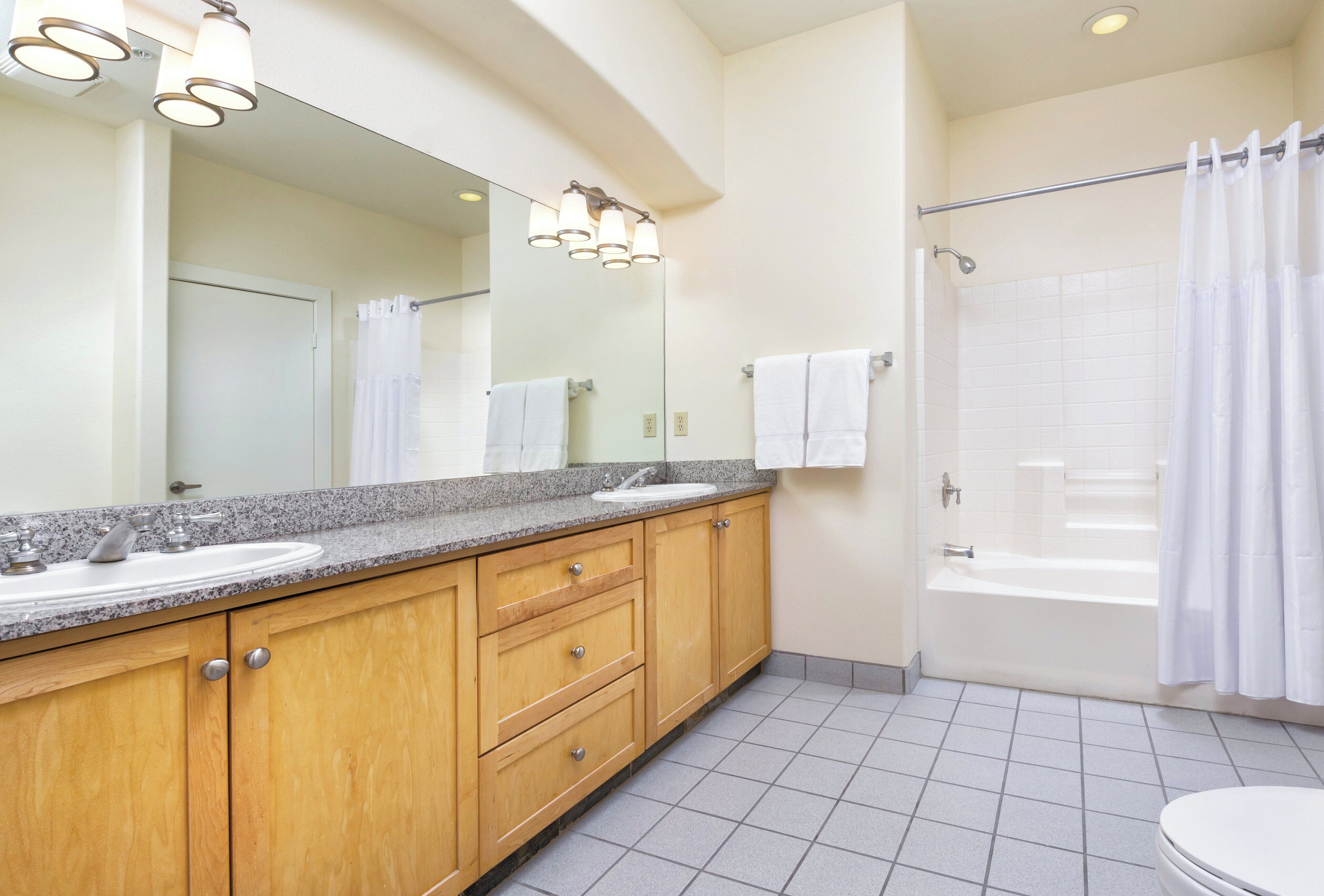 combined shower/bathtub, hair dryer, towels