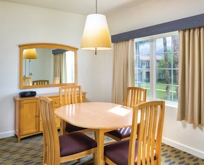 Suite, 1 Bedroom, Kitchen | In-room dining