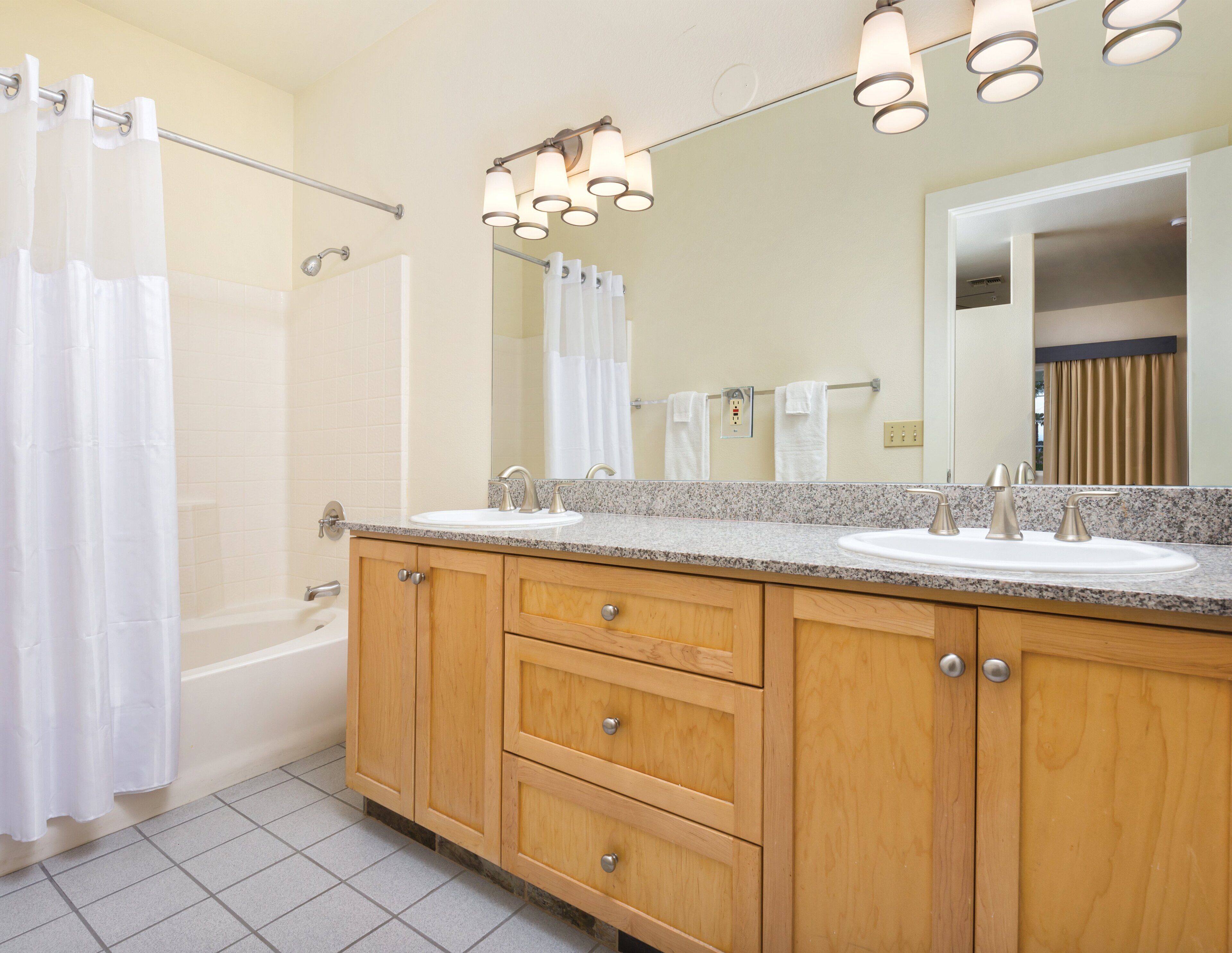 suite, 1 bedroom, kitchen | bathroom | combined shower/bathtub, hair dryer, towels