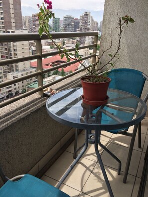 Apartamento conforto, 1 quarto, banheiro privativo | Sacada
