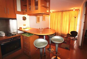 Standaard appartement, 1 kingsize bed met slaapbank | Woonruimte | Een 32-inch flatscreentelevisie met kabelzenders en televisie