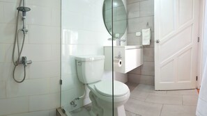 Condo, 2 Bedrooms, Balcony, Beachfront | Bathroom