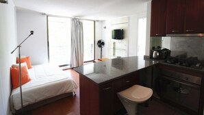 Standard-Apartment, 1 King-Bett und Schlafsofa | Wohnzimmer | 32-Zoll-Flachbildfernseher mit Kabelempfang, Fernseher