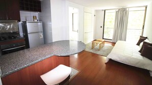 Standard-Apartment, 1 King-Bett und Schlafsofa | Wohnbereich | 32-Zoll-Flachbildfernseher mit Kabelempfang, Fernseher