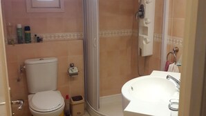 Apartment | Badezimmer | Dusche, kostenlose Toilettenartikel, Haartrockner, Handtücher