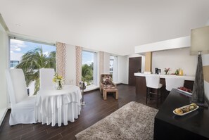 Minibar, Zimmersafe, Bettwäsche