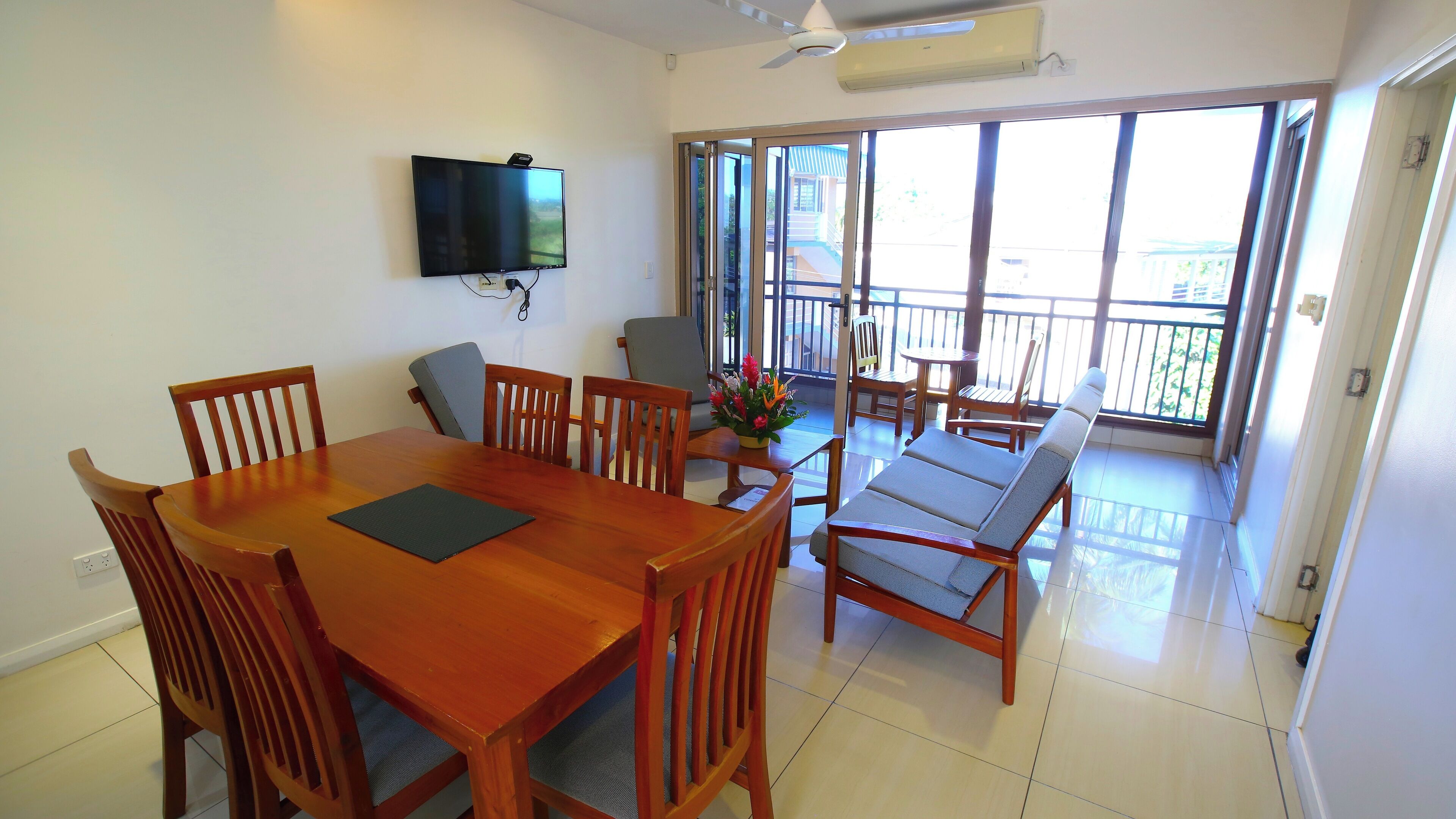 Apartamento exclusivo, 2 quartos | Área de estar | TV de tela plana