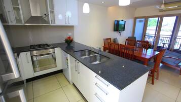 Full-sized fridge, microwave, oven, stovetop