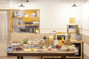 Free daily continental breakfast