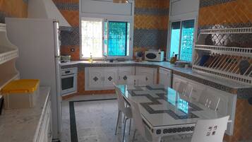 Vila | Dapur pribadi | Lemari es besar, microwave, oven, dan kompor
