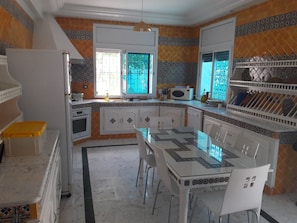 Villa | Cuisine privée | Réfrigérateur grande capacité avec congélateur, four à micro-ondes