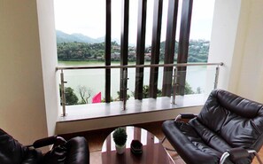 Luxe suite, 1 queensize bed, bad, uitzicht op meer | Een minibar, een kluis op de kamer, individueel gemeubileerd, een bureau